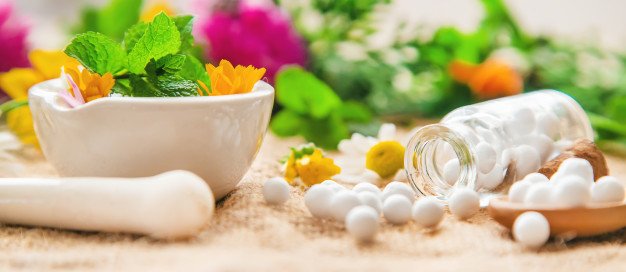 homeopathy-herbal-extracts-small-bottles_73944-9303